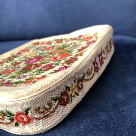 Vintage 50’s Petit Point Floral Needlepoint Purse with Jeweled Clasp & Chain - Picture 7 of 15